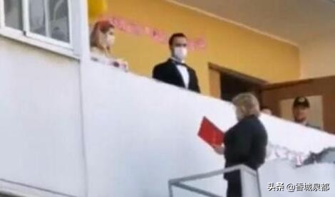 俄罗斯一对新人举行阳台婚礼,俄罗斯新娘婚姻介绍