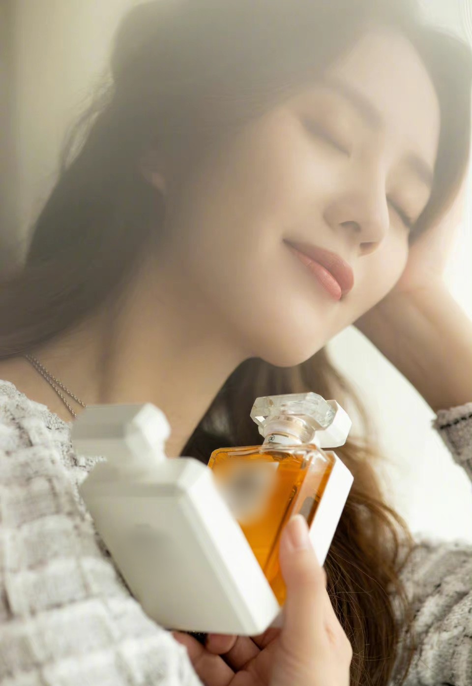 吴奇隆庆51岁生日，蛋糕疑是刘诗诗所送！近照年轻如30岁的人