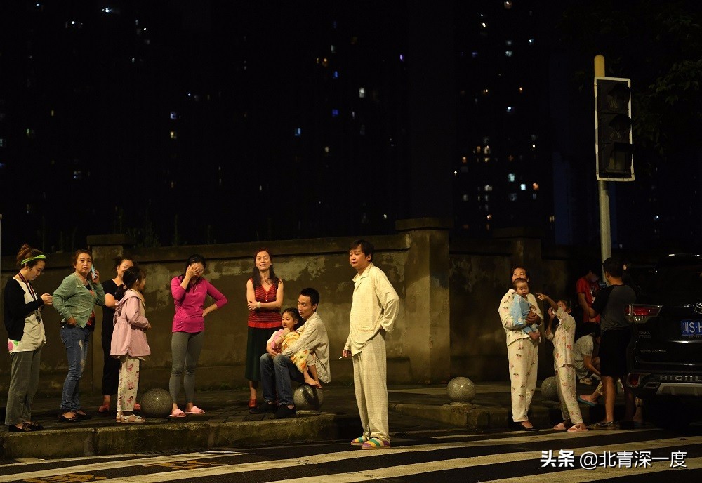 长宁地震预警倒计时响起之后：有人匆忙躲进厕所，有人以为是广告“扰民”