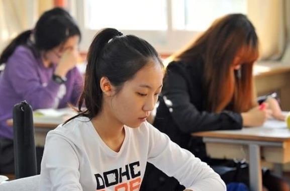 在校大学生迎来“好消息”，2021年参军可保送军校，满足条件即可