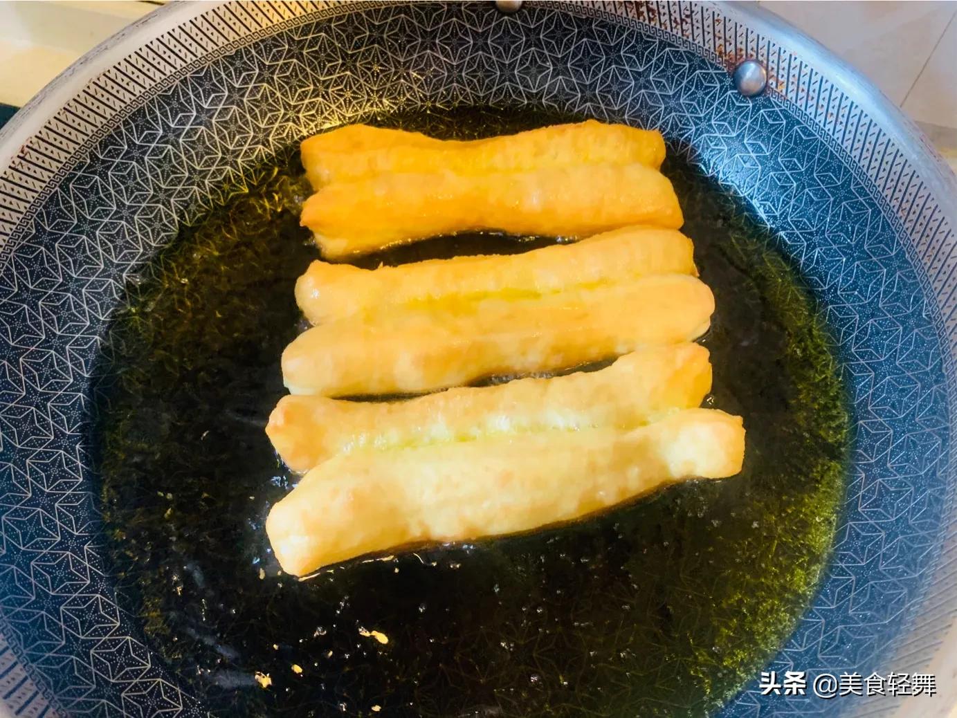 晚上发面早上炸油条(早餐油条做法,教你晚上发面,早上快速制作健康大