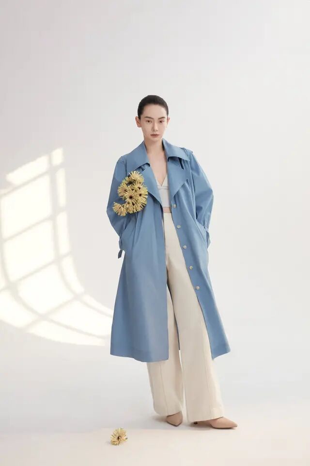 差点没认出这是戚薇，"真空"穿露脐装外搭风衣，妥妥的时髦精