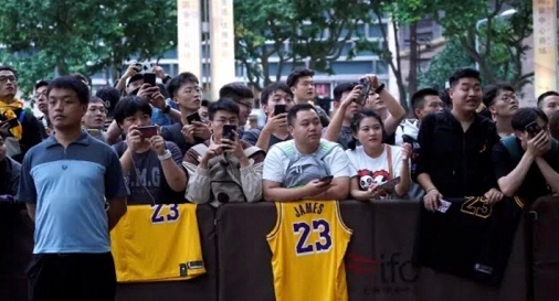 nba上海站为什么有人去看(国内球迷蹲守詹姆斯狂热呐喊的样子，让人明白了什么叫做双标)