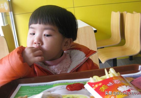 4岁女童积食口臭被嫌弃，儿科医生：6岁前，这3样食物别给孩子吃