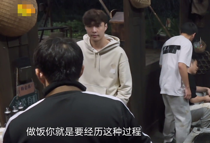 张艺兴做错菜自责，师父黄磊察觉他的情绪，随后做法暖到心里了