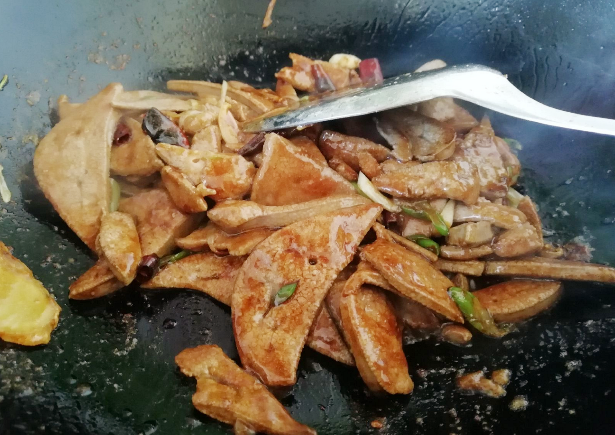 炒猪肝怎么嫩滑入味？真要焯水？牢记这3点，猪肝锁嫩，香浓下饭