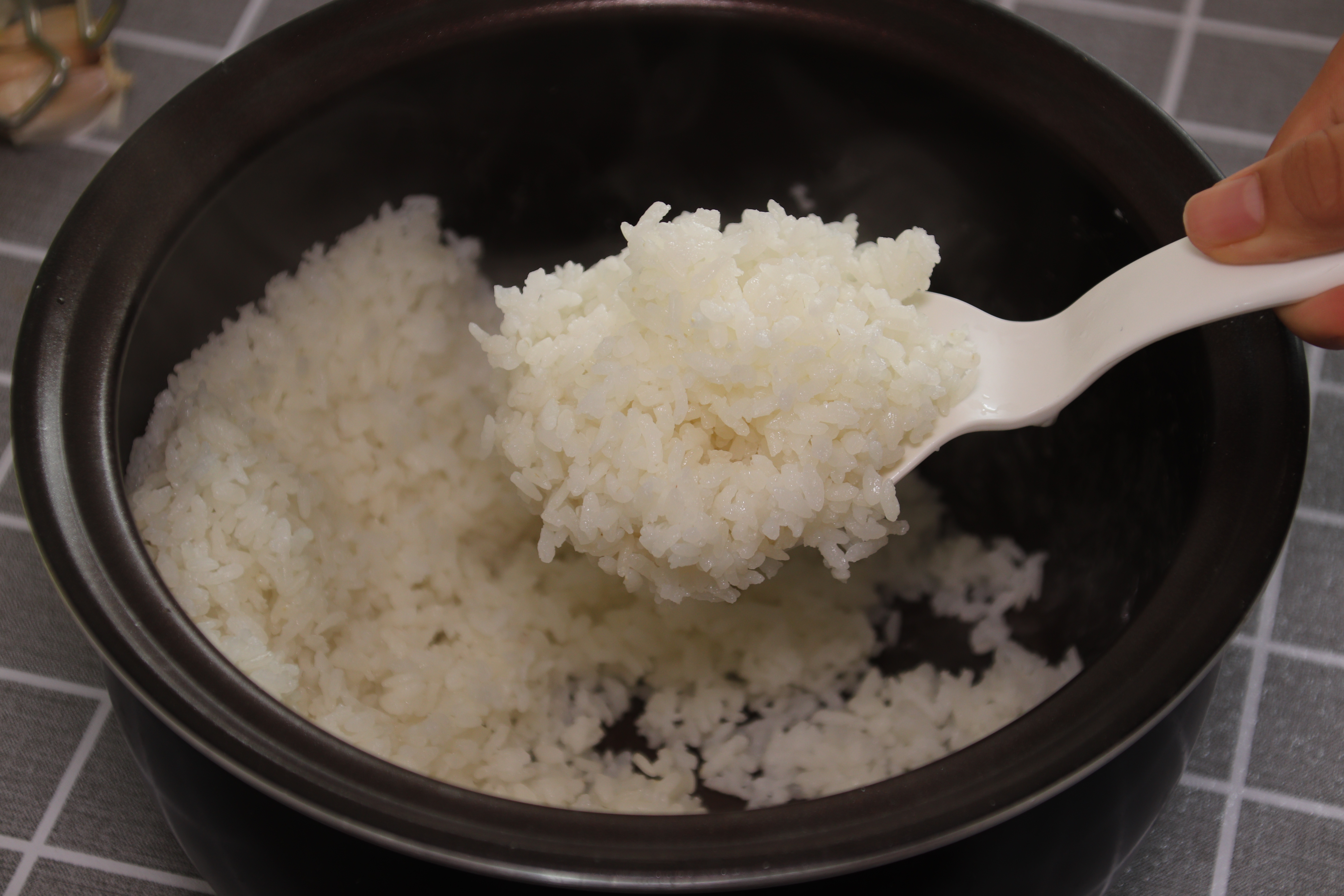 蒸米饭用冷水还是热水？都不对，掌握这4个技巧，米饭香糯不粘连