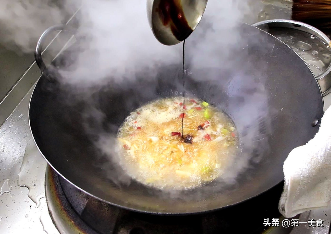 茄子土豆青椒地三鲜的家常做法（在家做下饭必备的地三鲜）