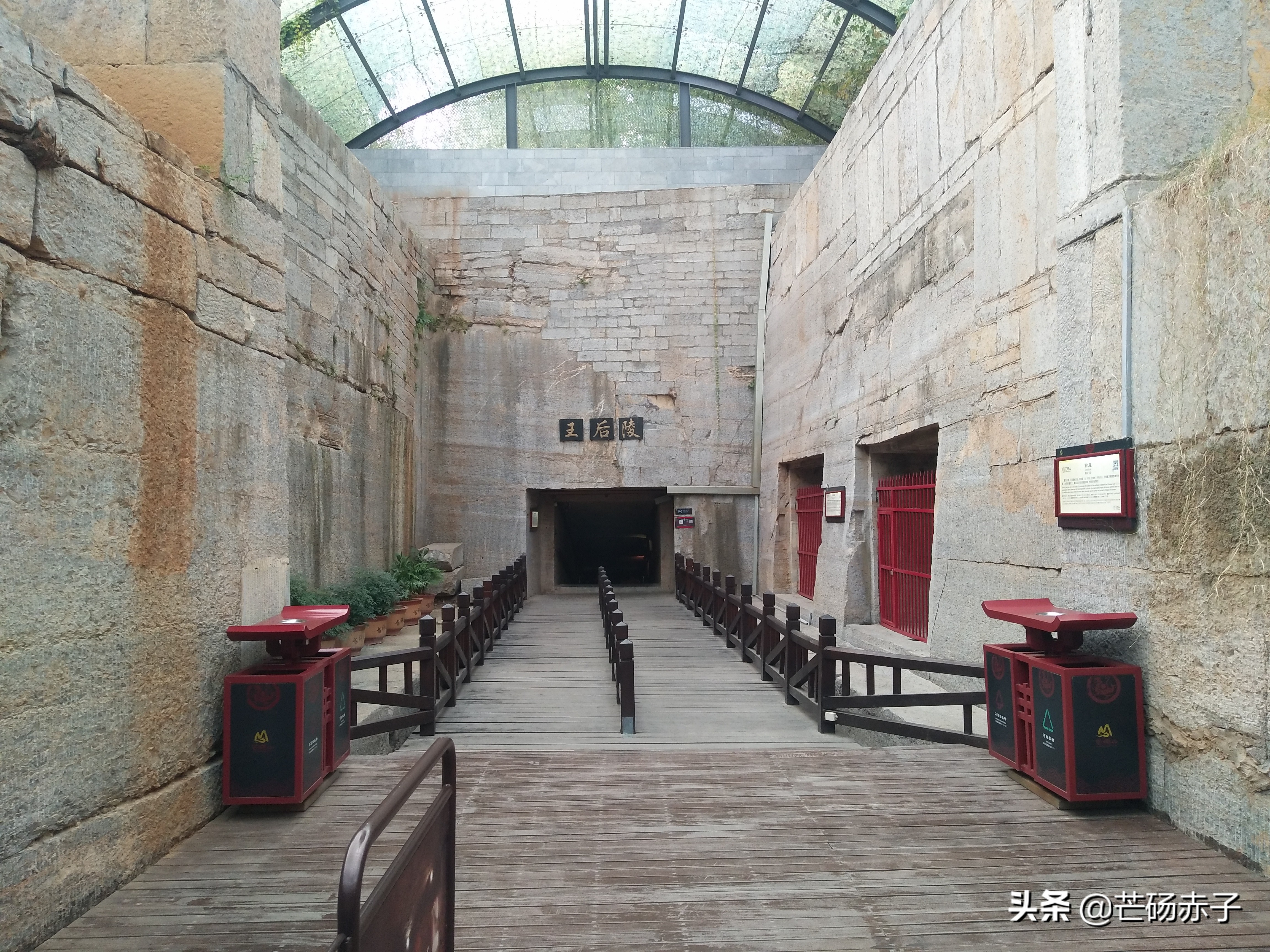 封建社会男尊女卑,为什么梁孝王的陵墓没他夫人的大?