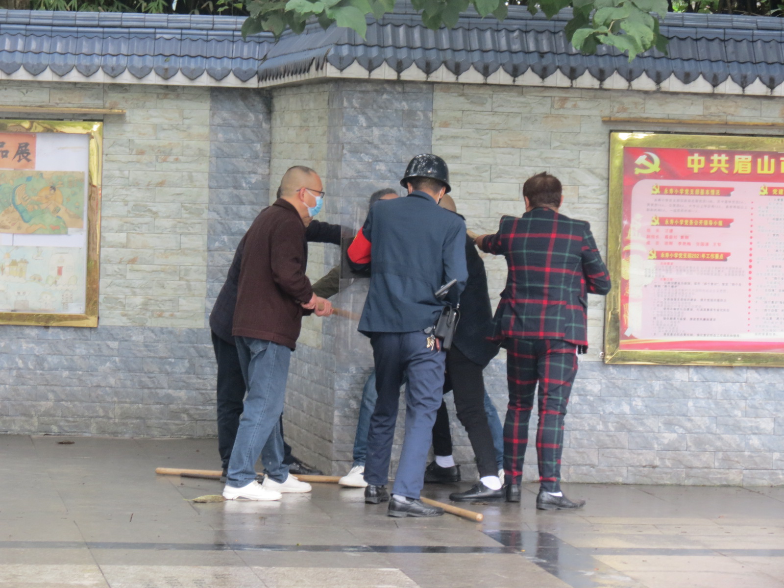 四川东坡区永寿小学开展反恐防暴应急处置演练