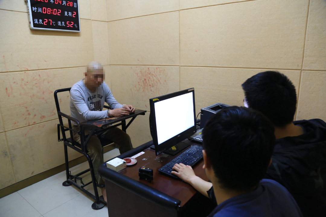 他说要看病，持刀走进医生家中杀了3个人