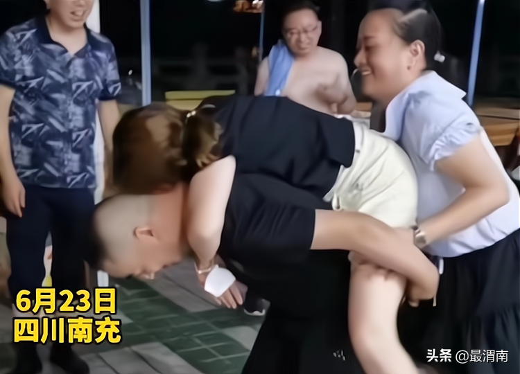 四川一女子得知女儿高考成绩，喝得烂醉如泥，网友：“心”解放了