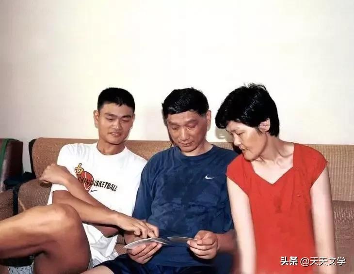 中国女篮队长姚明母亲方凤娣，组织对她讲：你们谈一谈恋爱吧