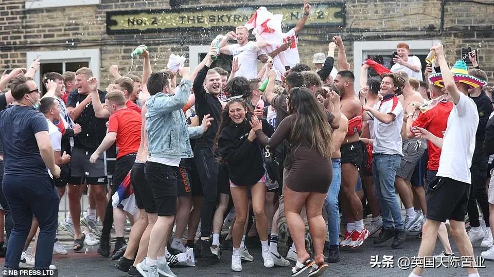 英格兰球迷泼啤酒世界杯(英格兰赢球了！来看看英国人那些画风清奇的庆祝方式（图）)