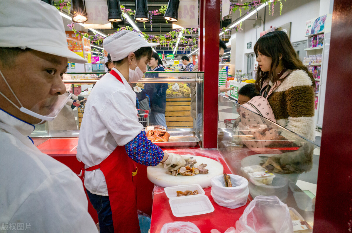 河北老板开烤鸭店，打八折无人问津，换个销售方式，顾客抢着来买