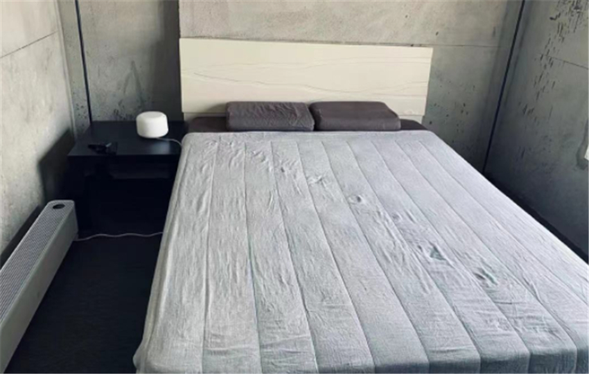 小夫妻没钱装修直接住毛坯房，却布置得超温馨！网友：这生活羡慕