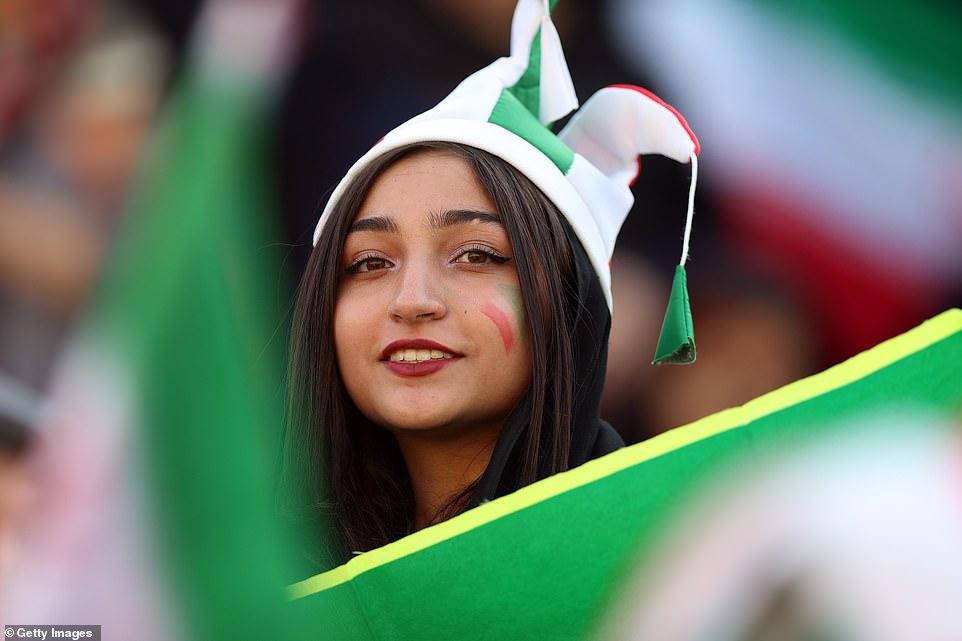 女的让男的看世界杯(三十八年后，伊朗女观众重获许可、看世界杯预选赛，成赛场一景)