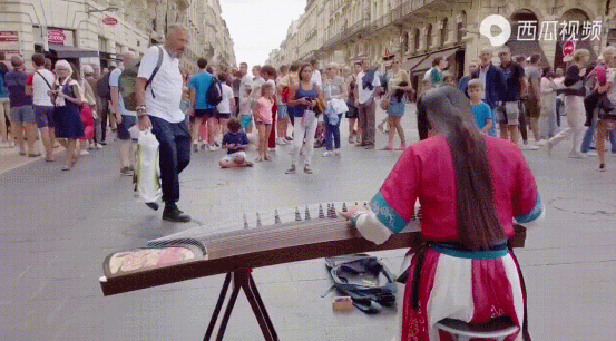 95后中国姑娘蒙着面纱，凭一台古筝惊艳法国街头