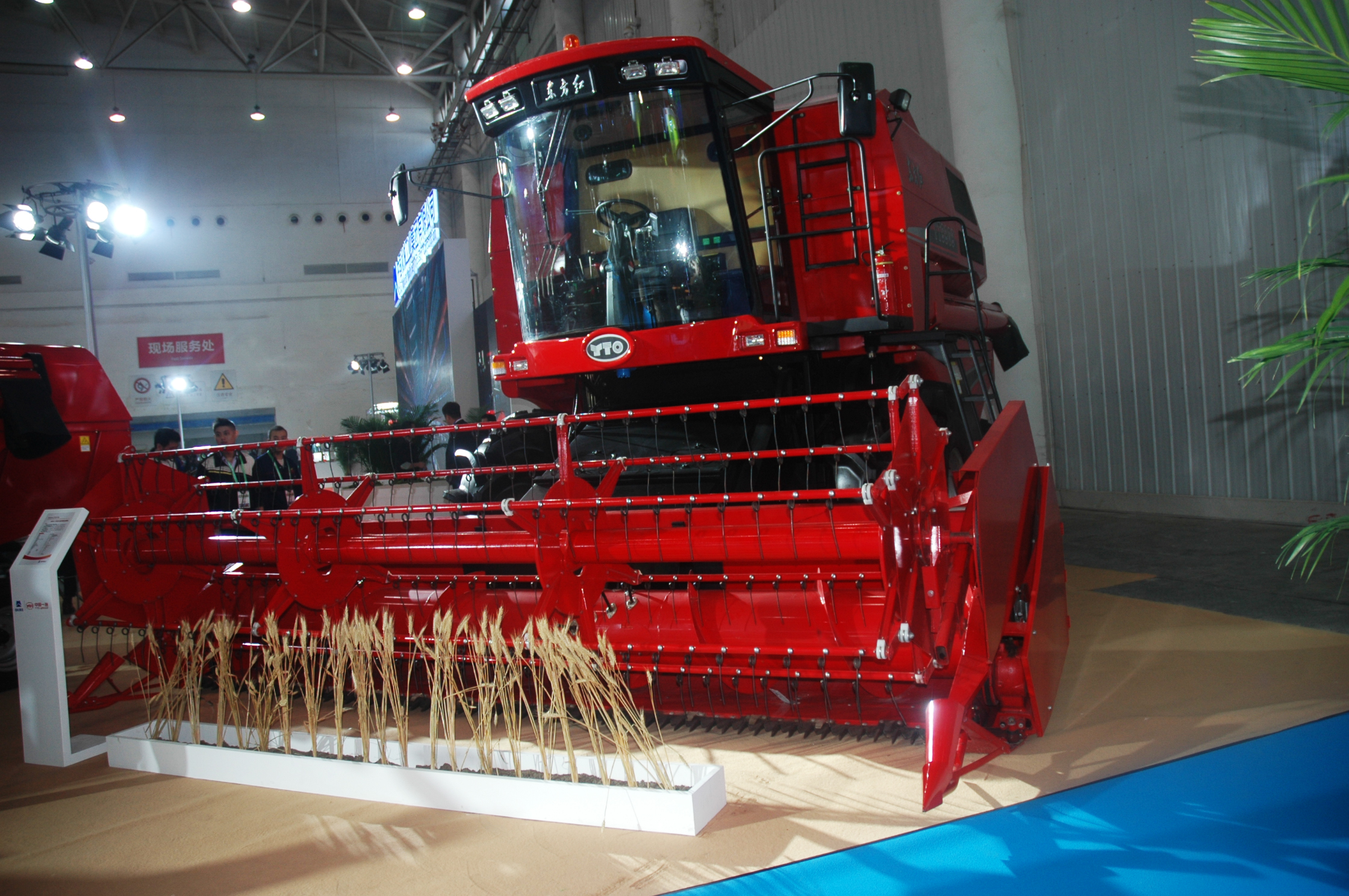 东方红4lz-8(yt3308)型谷物联合收割机