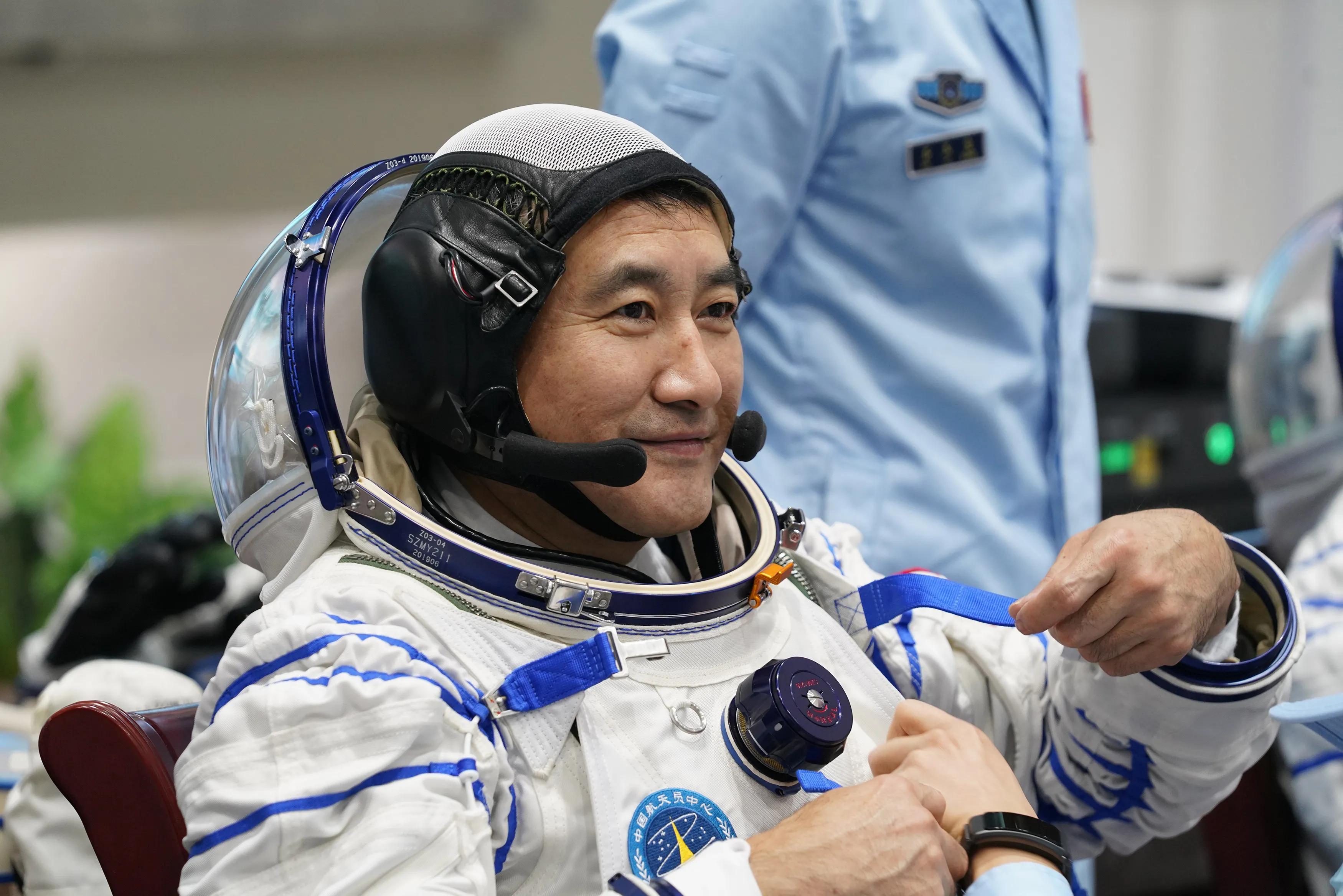 神舟十三号成功对接空间站,3名航天员进驻中国空间站天和核心舱!