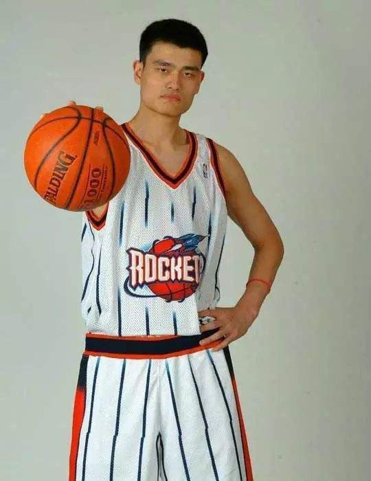 姚明打cba哪个球队（02年姚明如何成第一个纯外籍状元？打爆01榜眼，征服梦之队主教练）-趣拿体育