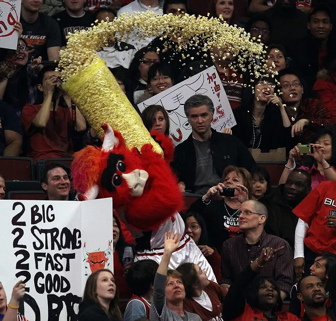 nba为什么不能打吉祥物(看球位置最好的观众？揭开NBA吉祥物神秘头套下的隐匿人生)