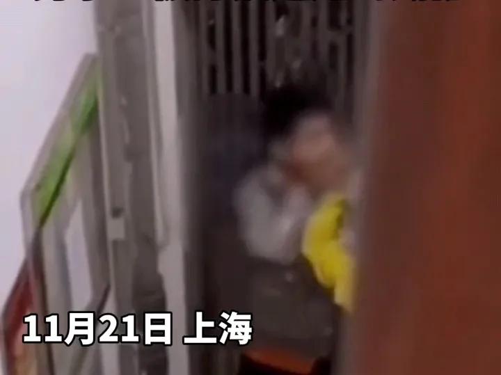 上海一男子投诉快递员，竟然遭对方上门报复，凌晨在家门口遭殴打