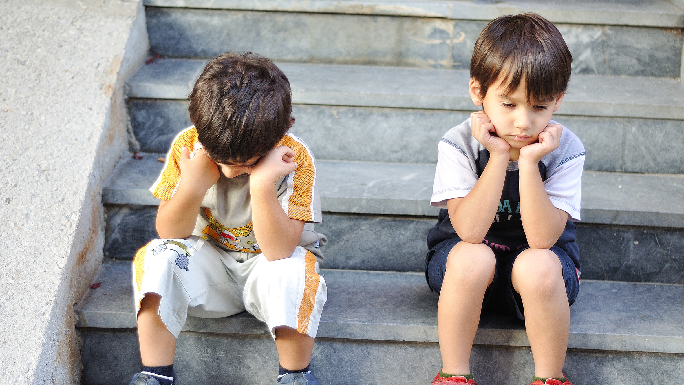 孩子在学校打架家长该怎么处理（孩子之间发生冲突家长该如何处理）