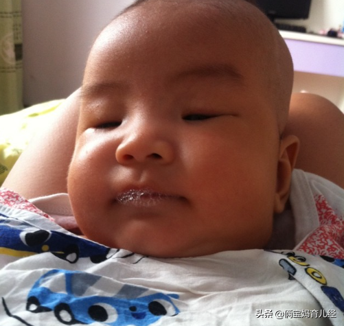 宝宝爱“吐泡泡”并非预示要下雨，这4点原因需了解，家长要注意