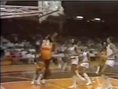 为什么nba的篮板扣不碎（扣碎篮板的8大瞬间：乔丹单臂把篮板扣粉碎，易建联也扣碎过）