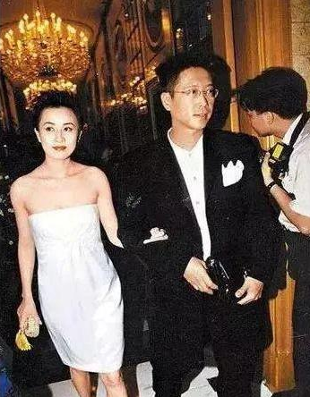 1990年凌晨，刘嘉玲被3名劫匪绑架，12年后绑匪将裸照公之于众