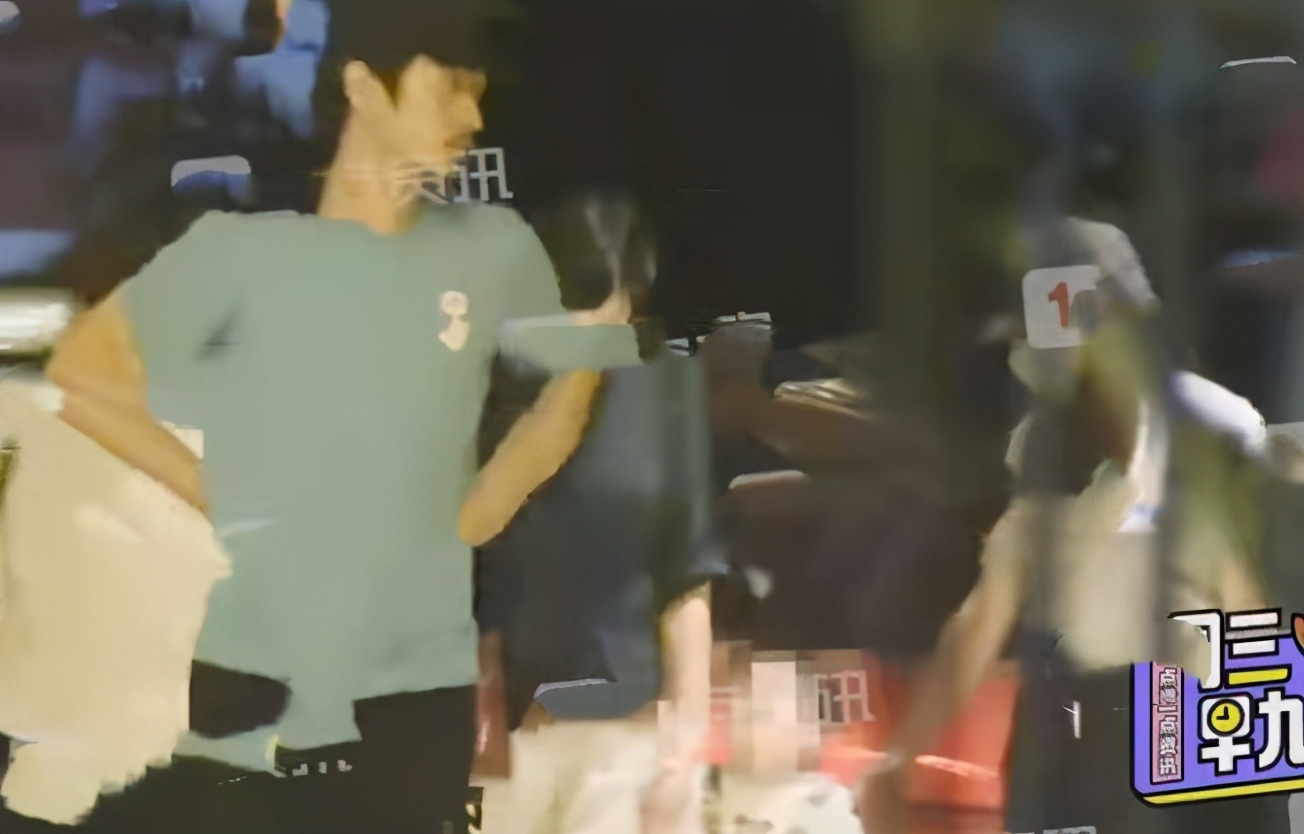 陈妍希拖家带口探班陈晓，变望夫石痴望老公，儿子东张西望很活泼