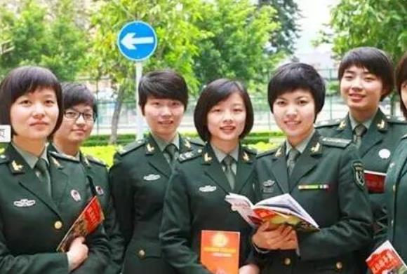 在校大学生迎来“好消息”，2021年参军可保送军校，满足条件即可