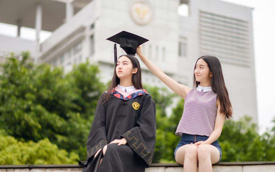 上了大学颜值开挂，张子枫入学半学期，从邻家小妹到气质女神