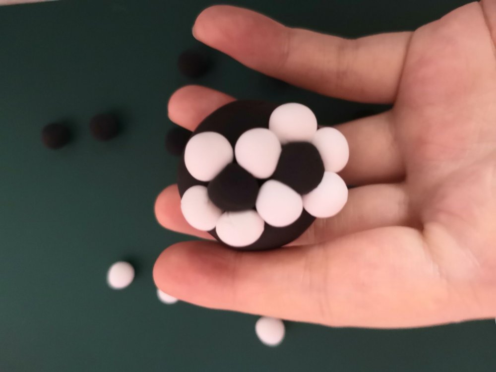 足球主题黏土作品(足球的黏土制作手工图解,操作简单,新手可练习)