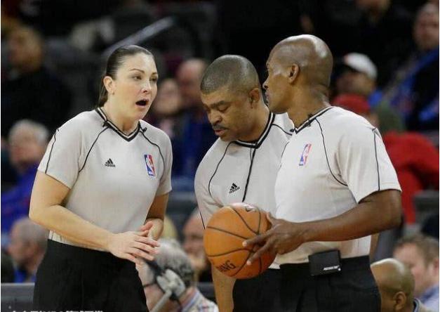 为什么nba罚球没人打板（NBA球员罚球时，第一罚也不用抢篮板，为何还要在两边站球员？）