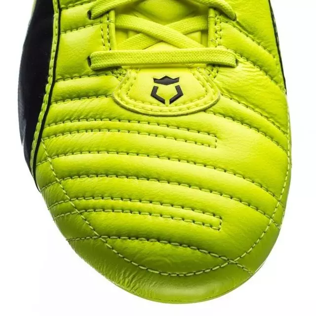 足球pu和超级纤维哪个好（如何挑选足球鞋？）