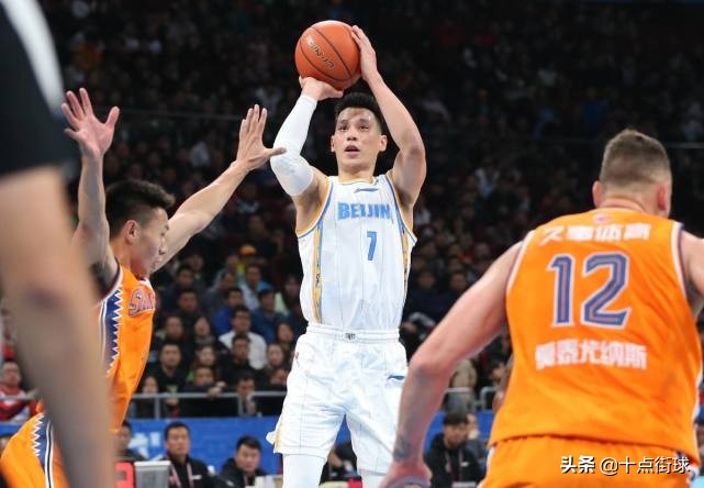 林书豪为什么不回cba球队(林书豪入籍台湾后，为何又拒绝北京重返NBA？背后或有市场考虑)