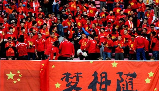 中国足球队被骂(国足球员被网暴忍不住回怼，球迷骂得更凶：打得差不许骂？)