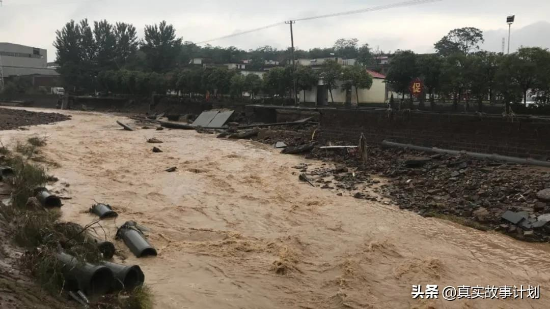 郑州暴雨实录：洪水中出现远程救援，外卖小哥接单救助七旬老人