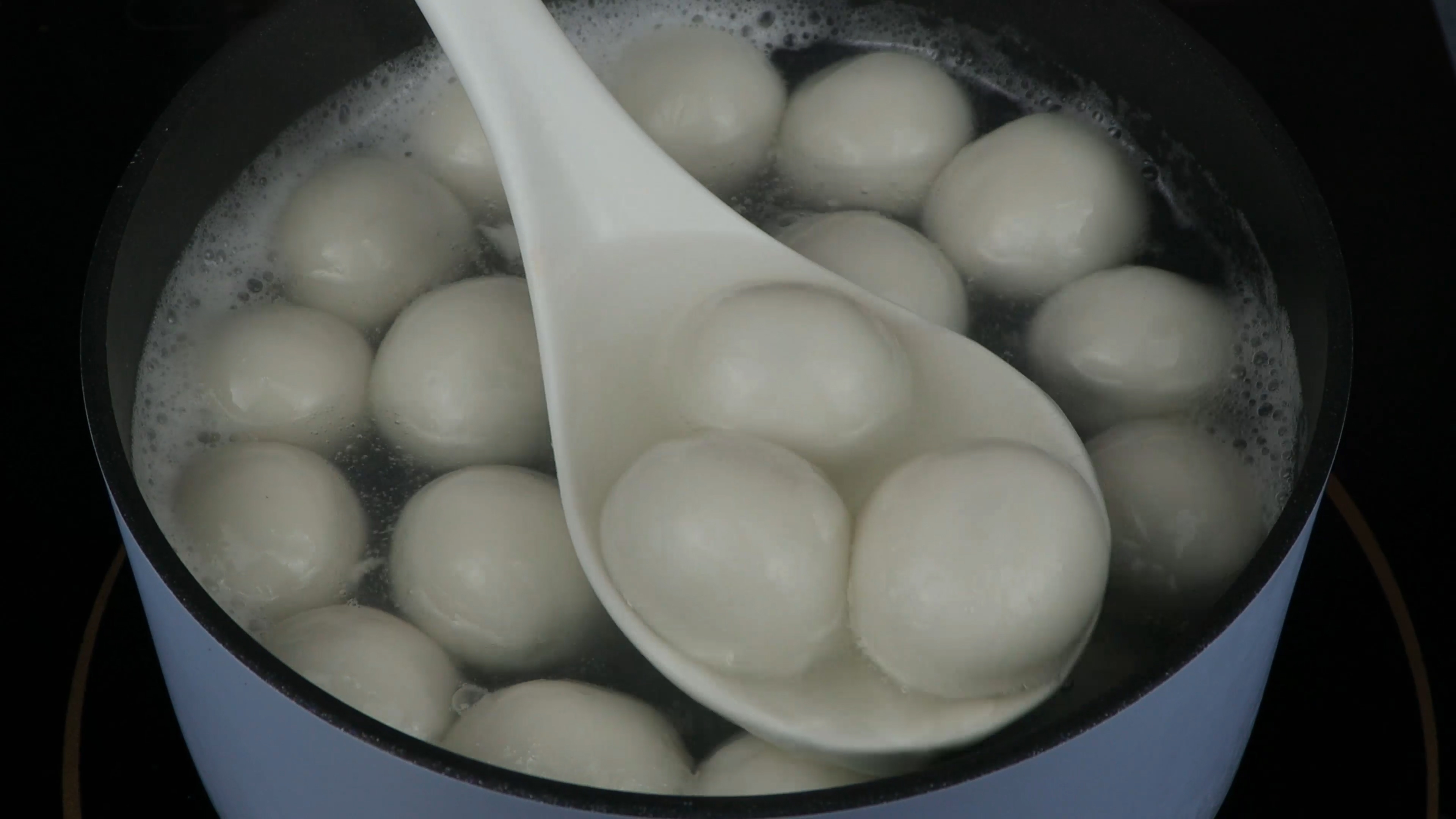 煮汤圆时,不要开水直接下锅了,多加一步,个个软糯q弹不破皮