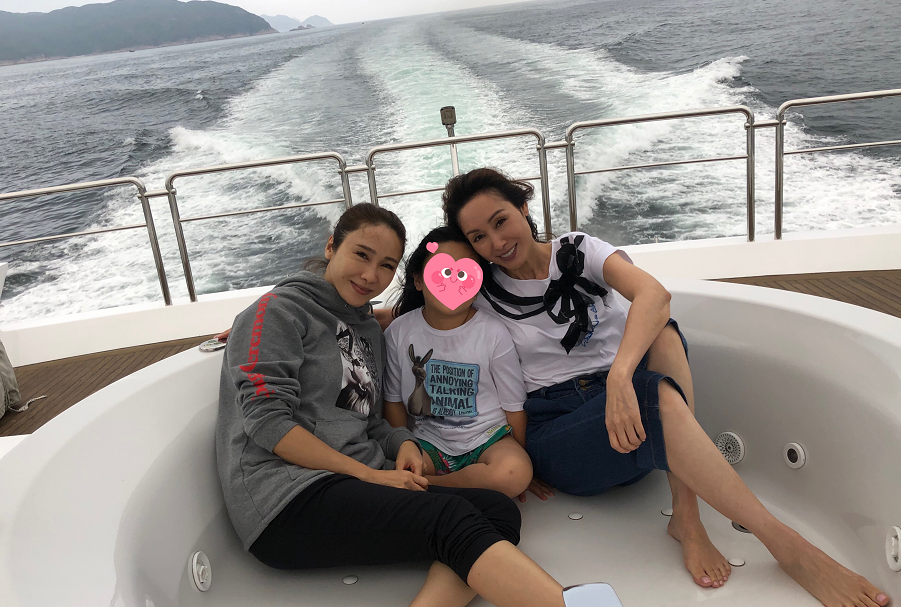 郭可盈黎姿同框，豪门千金与阔太的既视感明显，却都不太显年龄