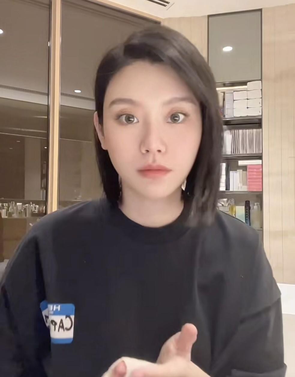 奚梦瑶孕晚期仍坚持工作，自曝怀孕后变肿，卸妆后素颜皮肤白嫩