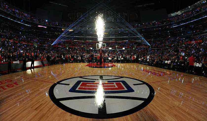 nba为什么空中挂的队衣（斯台普斯的上空悬挂多少退役球衣？詹皇的23号有机会挂上去吗？）