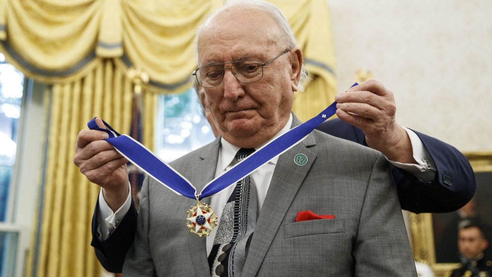 8月23日获得总统自由勋章:总统自由勋章是由1963年约翰-肯尼迪创立