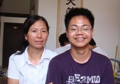 母亲陪读十几年，高考671分考上清华的他，现状怎样了？