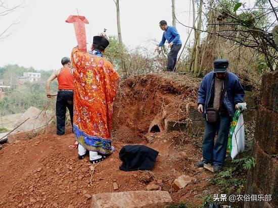 出殡当天扛着走，下葬后拿来给小孩做衣服，关于引魂幡的5个常识