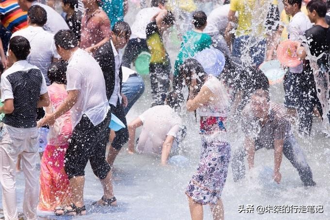 这是什么庆祝方式(傣族泼水节除了泼水之外，还有其他庆祝方式，参加过也不一定知道)