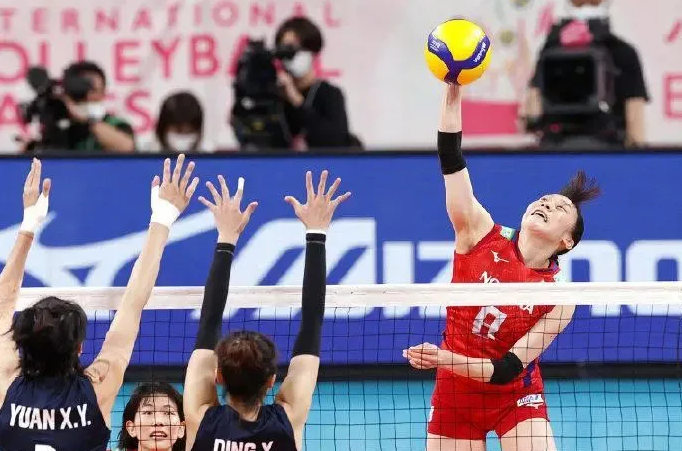 女排世界杯日本对中国图片(中国女排3-0再胜日本队，虽一局31-29，日媒评论却有种绝望的感觉)