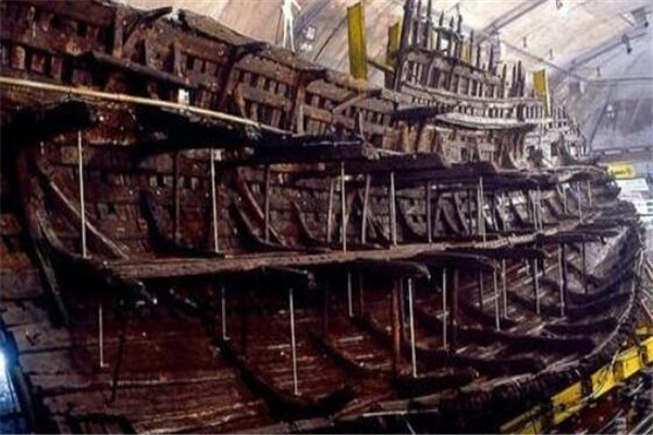 世界六大沉船(世界六大沉船，泰坦尼克号无人不知，第三船上载满了黄金财宝)
